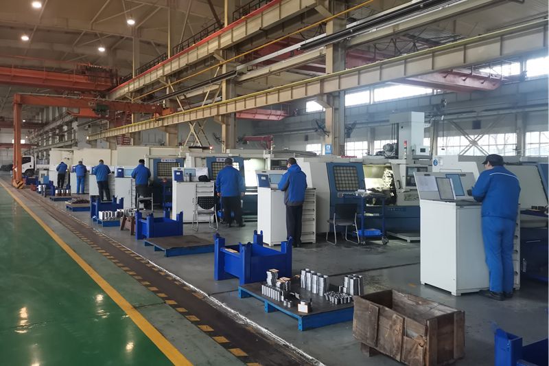 3、機加工車間數(shù)控車床班組全體員工早早進入工作狀態(tài).jpg
